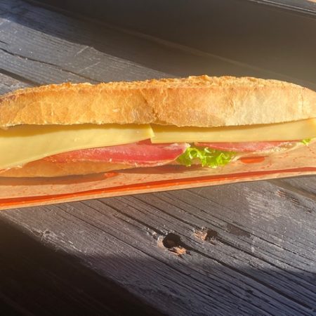 sandwich baguette jambon et formage de Savoie