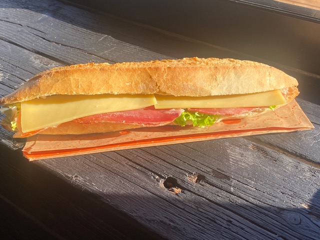 sandwich baguette jambon et formage de Savoie